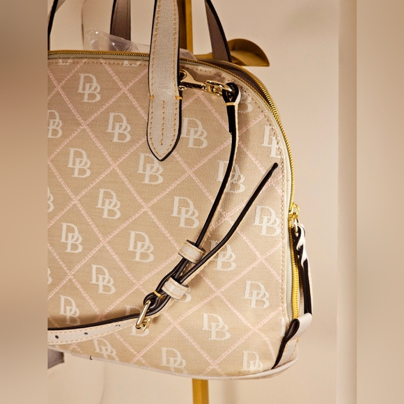 Dooney & Bourke Neutrals & Baby Pink Maxi Quilt Zip Zip Dome Satchel Crossbody - Picture 3 of 9